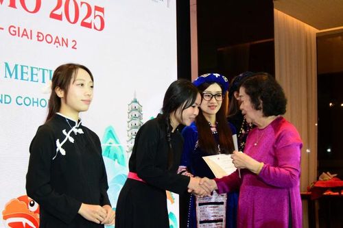 Quỹ học bổng Vừ A Dính giúp hàng trăm nữ sinh dân tộc thiểu số tự tin bước vào đời