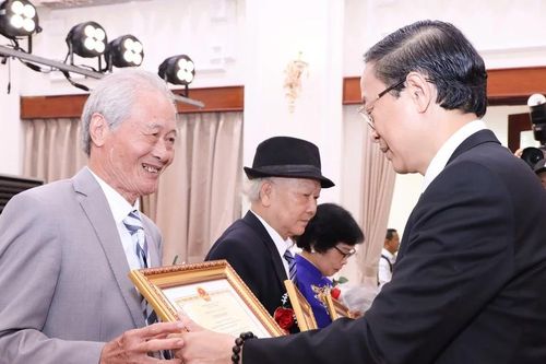 Thứ trưởng Bộ GD&ĐT nhắn nhủ: Thầy cô hôm nay hãy là một 'nhà giáo đi B' thời bình