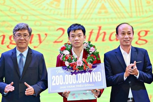 Lâm Đồng thưởng 200 triệu cho học sinh đạt Huy chương Bạc Olympic Tin học quốc tế