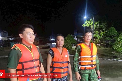 Kịp thời cứu vớt 2 ngư dân gặp nạn trên biển