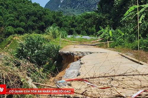 Sạt lở nghiêm trọng tuyến đường trung tâm từ Quan Sơn đi Tam Lư