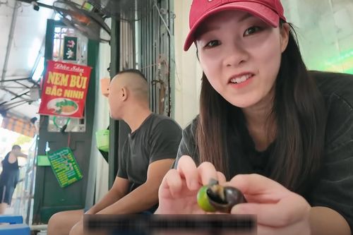 Khách Hàn mê tít món giòn sần sật ở vỉa hè Hà Nội, ăn hết bát cũng không thấy no