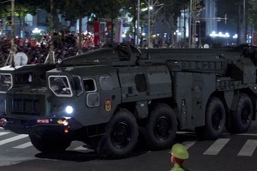 Dàn tên lửa 'khủng' lần đầu diễu binh trên phố Hà Nội khiến người dân hò reo