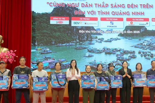 Cùng ngư dân Quảng Ninh thắp sáng đèn trên biển