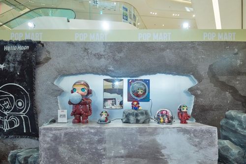 Lần đầu ở Hà Nội: Triển lãm đồ chơi nghệ thuật 'Mega Space Molly: Hello, Moon'