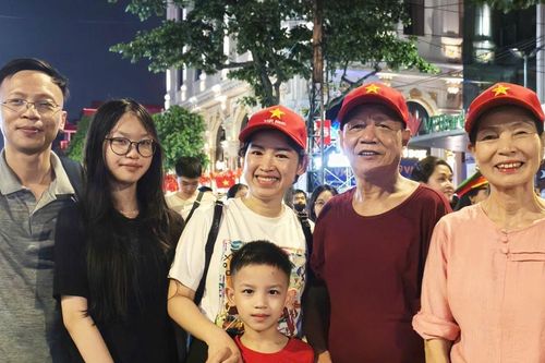 Người dân Nghệ An nô nức ra Thủ đô viếng Bác, hòa mình vào không khí đại lễ