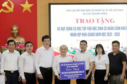 CLB Nhà báo xứ Nghệ tại TP. Hồ Chí Minh trao tặng 200 xe đạp và dụng cụ học tập cho học sinh giỏi có hoàn cảnh khó khăn tỉnh Nghệ An