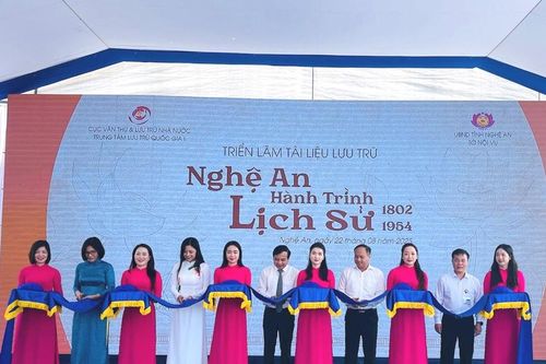 Khai mạc Triển lãm tài liệu lưu trữ 'Nghệ An - Hành trình lịch sử 1802 - 1954'
