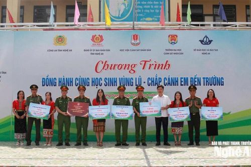 Gần 5 tỷ đồng hỗ trợ học sinh Nghệ An bị ảnh hưởng bão số 3
