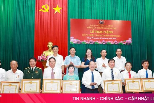 Trao huy hiệu Đảng cho đảng viên dịp kỷ niệm Quốc khánh 2/9