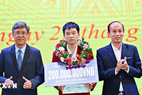 Trao phần thưởng cho nam sinh 'vựa ve chai' giành huy chương Olympic quốc tế