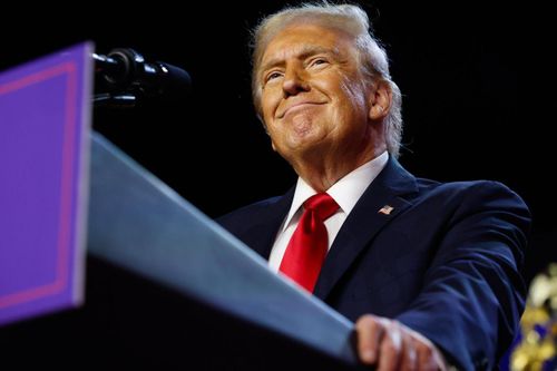 Tổng thống Trump phát bánh pizza, hamburger để khích lệ tinh thần các đặc vụ