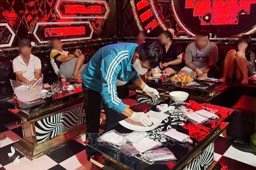 Phát hiện 23 khách và nhân viên quán karaoke dương tính với ma túy