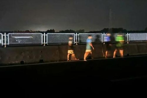 Tài xế hoảng hốt vì nhiều thiếu niên đi bộ trên cao tốc Vạn Ninh – Cam Lộ vào ban đêm