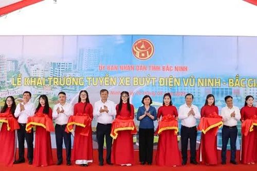 Bắc Ninh: Khai trương tuyến xe buýt điện phục vụ công chức sau sáp nhập