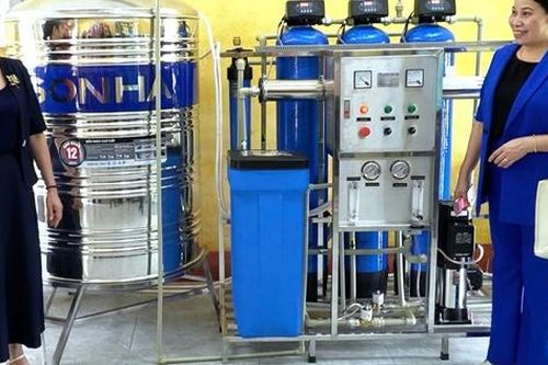 Hội LHPN tỉnh Lào Cai trao thiết bị cho các trường học bị ảnh hưởng bởi bão số 3