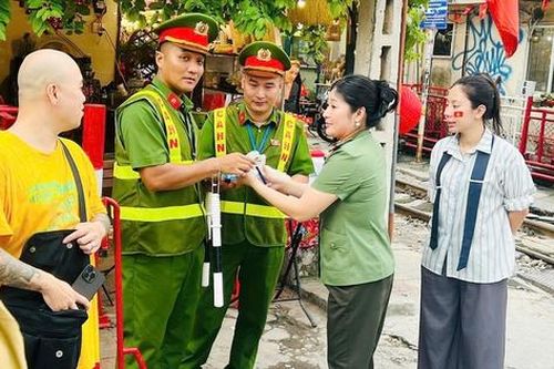 Phụ nữ Công an Thủ đô tặng hàng trăm suất ăn, nước uống cho chiến sĩ và người dân dịp 2/9