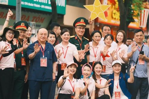 Khối Doanh nhân Việt Nam 'vượt nắng thắng mưa' hợp luyện cùng lực lượng quân đội, công an trên quảng trường Ba Đình