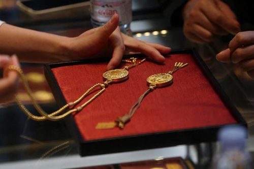 Hiệu vàng 'nội địa Trung' đánh bại các thương hiệu trang sức xa xỉ