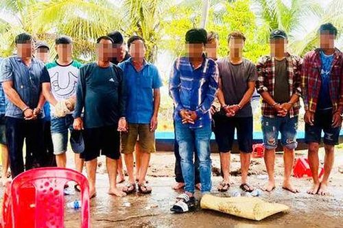 Bắt quả tang 18 đối tượng đánh bạc