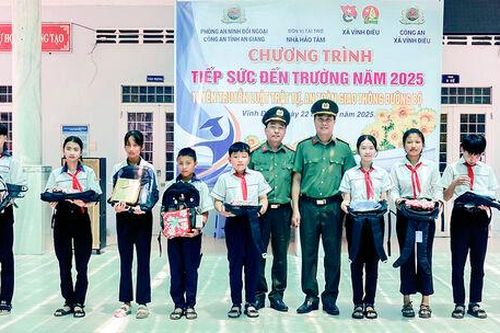 Phòng An ninh đối ngoại Công an An Giang tặng quà học sinh biên giới