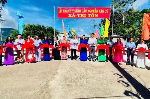 Tri Tôn khánh thành cầu Nguyễn Văn Cừ