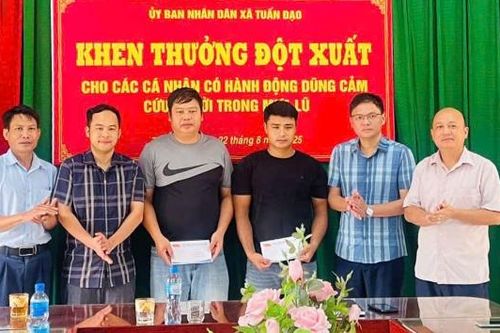 Xã Tuấn Đạo khen thưởng hai dân quân dũng cảm cứu người trong mưa lũ