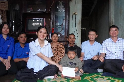 Trao tiền hỗ trợ đợt 3 cho em Nêu