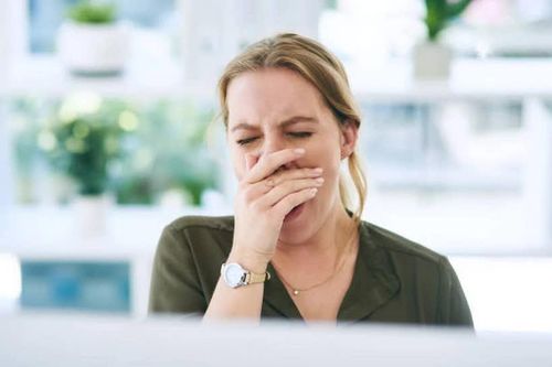 Ngáp nhiều có thể là dấu hiệu cảnh báo một số vấn đề sức khỏe tiềm ẩn