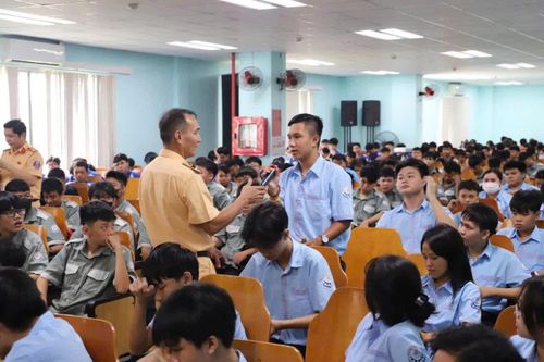 Tuyên truyền trật tự an toàn giao thông cho người dân và sinh viên tại phường Nam Nha Trang