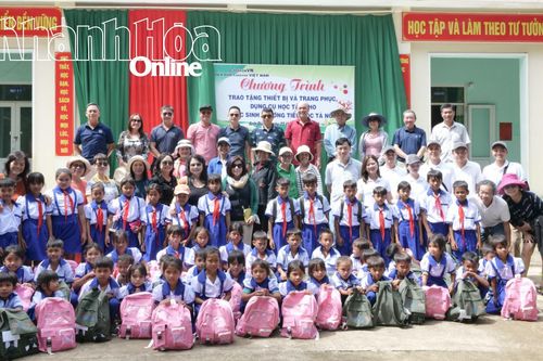 Diễn đàn Caravan Việt Nam trao tặng thiết bị dạy học và quà cho học sinh xã Anh Dũng