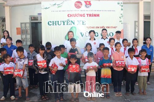 Câu lạc bộ Thiện nguyện Vô Ưu tổ chức chương trình chuyến xe vùng cao tại xã Tây Ninh Hòa