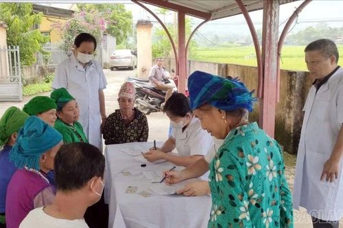 Gần 500 người dân được khám sàng lọc phát hiện sớm bệnh nhân lao và các bệnh phổi tại cơ sở