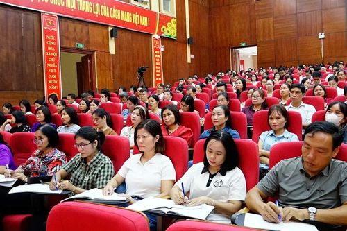 Gần 200 cán bộ ngành giáo dục dự Hội nghị bồi dưỡng cập nhật thông tin tình hình kinh tế - xã hội