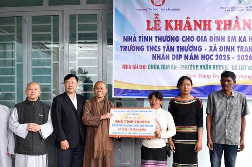 'Cầu nối' nâng bước học sinh khó khăn đến trường