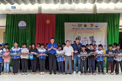 Trao quà và thiết bị dạy học cho thầy trò Trường THCS xã Bảo Thuận