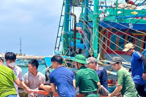 Khẩn trương cấp cứu thuyền trưởng gặp nạn trên biển Phú Quý