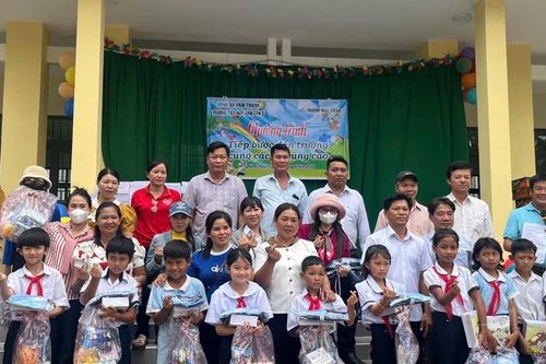 Trao hơn 740 phần quà cho học sinh và hộ nghèo xã Hàm Thạnh