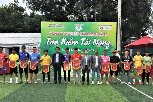 12 đội bóng tranh tài tại vòng chung kết giải Bóng đá 7 người 'Tìm kiếm tài năng Lâm Đồng' lần 1- 2025
