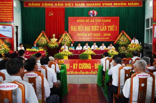 Xây dựng Tân Gianh phát triển nhanh, toàn diện, bền vững