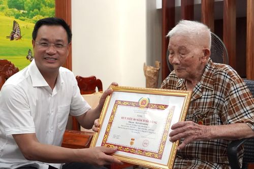 Bí thư Tỉnh ủy Lê Ngọc Quang thăm các đảng viên lão thành và người có công tiêu biểu