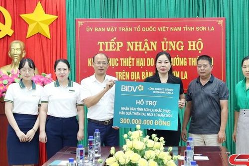 BIDV Sơn La ủng hộ 300 triệu đồng khắc phục hậu quả thiên tai