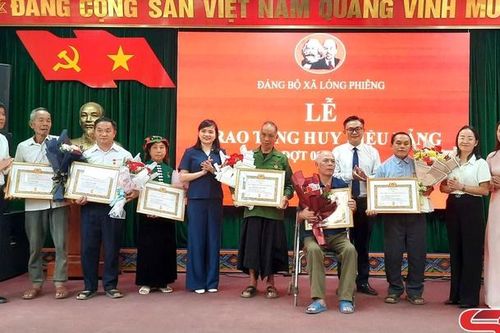 Đồng chí Chủ nhiệm Ủy ban Kiểm tra Tỉnh ủy trao Huy hiệu Đảng tại xã Lóng Phiêng