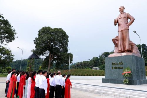 Đảng ủy Ban Tổ chức Tỉnh ủy sinh hoạt chính trị chuyên đề và về nguồn tại Tân Trào