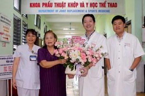 Bệnh viện Trung ương Huế phẫu thuật thay khớp gối bản lề thành công cho bệnh nhân 69 tuổi