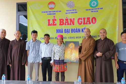 Lào Cai: Phân ban Phật tử dân tộc T.Ư bàn giao nhà Đại đoàn kết đến hộ đồng bào dân tộc Mông
