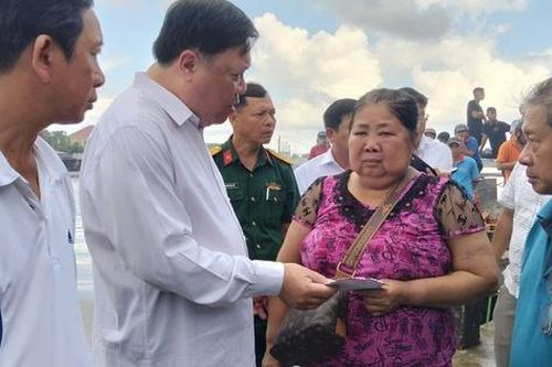 Kịp thời hỗ trợ các hộ dân bị thiệt hại trong vụ cháy chợ ở Cà Mau