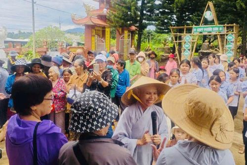 Chùa Phước Sơn tặng 200 phần quà cho bà con dân tộc thiểu số