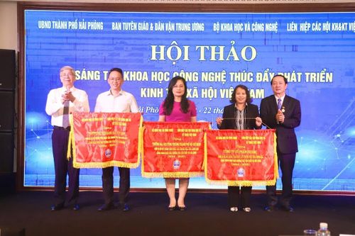 Shinec là 1 trong 6 đơn vị được nhận Cờ của Ban tổ chức giải thưởng VIFOTEC
