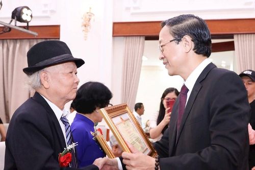 Gặp mặt và tri ân những nhà giáo đi B